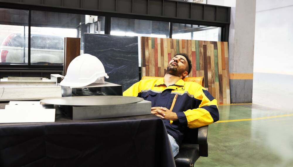 Durmiendo o viendo series en el trabajo